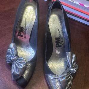 Vintage PM Collection by 9-2-5 Pewter Metallic Bow Peep-Toe Stiletto Pumps Sz 7M